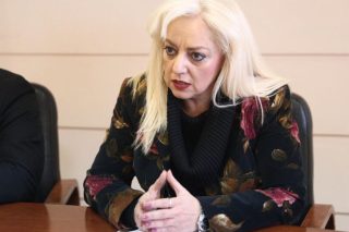Μας «πούλησε» η Στρατινάκη με αντάλλαγμα αύξηση μισθού!